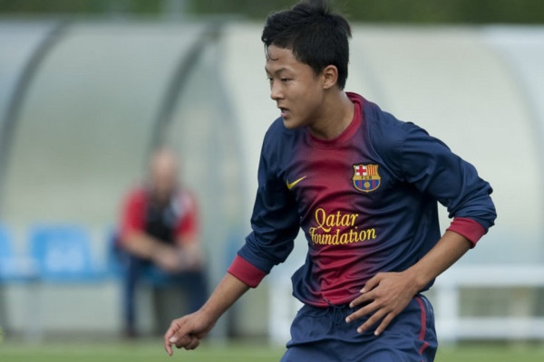 Lee Seung-Woo được người hâm mộ bóng đá châu Á ví là “Messi Hàn Quốc” bởi anh sở hữu lối đá kỹ thuật rất giống siêu sao người Argentina. Thần đồng 16 tuổi từng được bầu là Cầu thủ xuất sắc nhất VCK U16 châu Á 2014. Theo FIFA, Barca chiêu mộ Seung-Woo trái luật và đội bóng xứ Catalunya đang phải đối mặt với nguy cơ không được tham gia 2 kỳ chuyển nhượng tới.