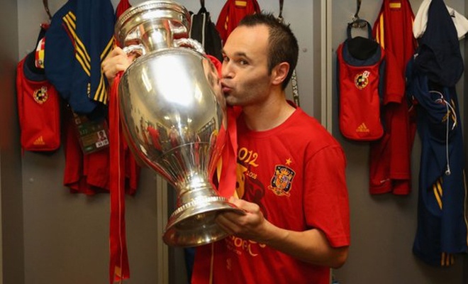 Có lẽ người hâm mộ luôn tự hỏi điều gì giúp Iniesta chơi thăng hoa trên sân cỏ? Theo tiết lộ của ngôi sao người Tây Ban Nha, Kasabian – ban nhạc rock ở Anh thành lập năm 1997 – là nguồn cảm hứng cho anh trước mỗi trận đấu. Iniesta đánh giá Kasabian là ban nhạc hay nhất thế giới. Năm 2010, ngôi sao của Barca bỏ rất nhiều tiền để mời Kasabian sang Barcelona biểu diễn 1 đêm.
