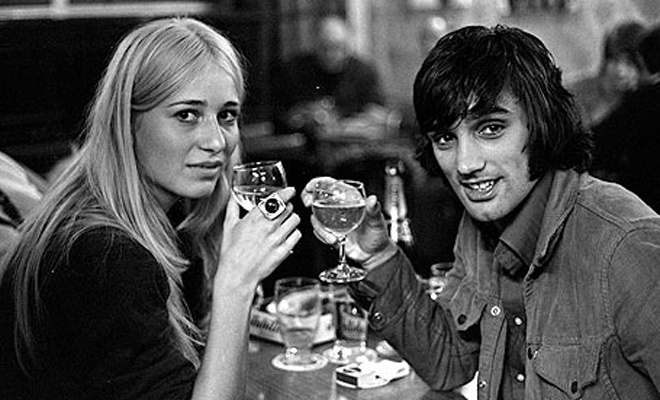 George Best là một hình mẫu trên sân cỏ. Tuy nhiên, huyền thoại của M.U lại là một tay chơi khét tiếng khi không còn trái bóng trong chân. Năm 1984, ngay khi chia tay sự nghiệp quần đùi áo số, cố tiền vệ người Bắc Ireland bị bắt giam vì tội lái xe trong lúc say rượu và hành hung một nhân viên cảnh sát.