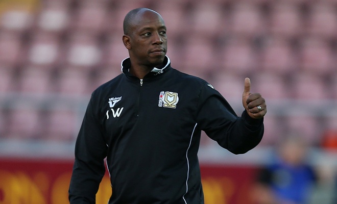 Thêm một huyền thoại khác của Arsenal từng ngồi sau song sắt, đó là Ian Wright. Hồi mới khoác áo Crystal Palace, cựu tiền đạo tuyển Anh có 2 chiếc xe hơi nhưng anh không mua bảo hiểm và cũng chẳng đóng thuế cho chiếc nào. Vì việc này mà Ian Wright buộc phải căn cơm tù trong 2 tuần. Tuy nhiên, trong cuộc phỏng vấn sau này, huyền thoại Pháo thủ thừa nhận học được rất nhiều điều bổ ích sau 2 tuần bóc lịch.