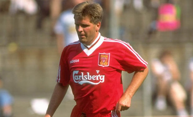 Cựu danh thủ Liverpoool, Jan Molby không phải là người có tốc độ trên sân cỏ nhưng anh lại nổi tiếng xé gió khi ngồi sau vô lăng. Cựu tiền vệ 51 tuổi người Đan Mạch từng bị kết án 3 tháng tù vì tội “đua cùng thần Gió”. Sau khi mãn hạn tù, Molby cũng mất luôn vị trí chính thức trong đội hình The Kop.