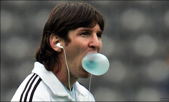 Nhắc đến Messi, người hâm mộ có lẽ chỉ hình dung ra một cầu thủ nhỏ con chuyên đi săn kỷ lục của các huyền thoại mà ít để ý đến sở thích ngoài sân cỏ của anh. Loại nhạc yêu thích nhất của Messi có tên gọi khá lạ, Cumbia. Đây là loại nhạc pha trộn giữa nền văn hóa của Colombia và Panama, và chỉ phổ biến ở các nước Mỹ Latin. Thần tượng âm nhạc của siêu sao người Argentina là ca sĩ Sergio Torres.