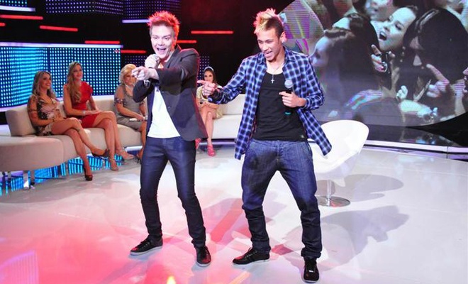 Nhìn vào cách ăn mừng bàn thắng của Neymar hẳn bạn sẽ rõ ngôi sao của Barca thích thể loại nhạc nào. Anh chính là fan cuồng của điệu samba tại quê hương mình. Năm 2011, tiền đạo 22 tuổi từng nhảy và song ca bài “Ai Se Eu Te Pego” cùng ca sĩ danh tiếng người Brazil, Michel Tello.