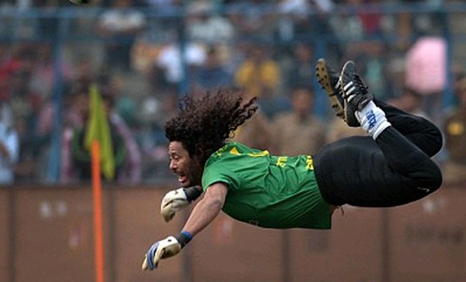 Thủ môn huyền thoại 48 tuổi nổi tiếng với cú cản phá kiểu bọ cạp từng tham gia một vụ bắt cóc năm 1994. Trùm ma-túy tại Colombia có tên Pablo Escobar đã thuê Higuita bắt cóc con gái của một trùm ma-túy khác. Vì vụ đó, Higuita bị kết án 7 tháng tù và bỏ lỡ cơ hội cùng đội tuyển Colombia tham dự World Cup trên đất Mỹ. Khi được hỏi về đề điều này, Higuita hóm hỉnh cho biết: “Tôi là một cầu thủ bóng đá, làm sao biết tội bắt cóc lại bị phạt nặng đến vậy”.