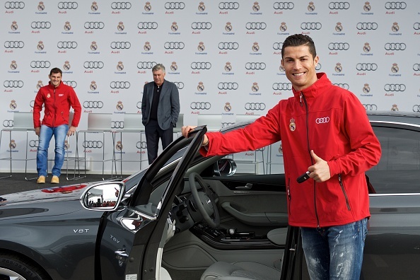 Dan sao Real no nuc keo nhau di nhan xe hop Audi moi hinh anh