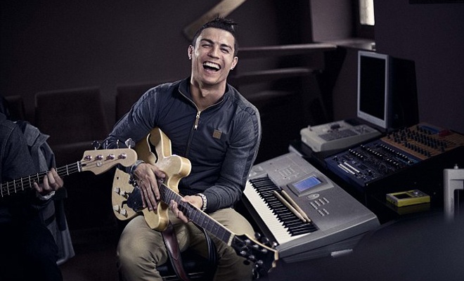 Giống Messi, Ronaldo thường được nhắc tới thông qua những thành tích ấn tượng trên sân cỏ. Còn gu âm nhạc của CR7 có lẽ không nhiều người biết đến. Những lúc rảnh rỗi, siêu sao người Bồ Đào Nha thường thưởng thức các ca khúc của Phil Collins, Elton John và George Michael. Ngoài ra, ngôi sao của Real còn thích các ban nhạc như Swedish House Mafia và Eric Prydz.