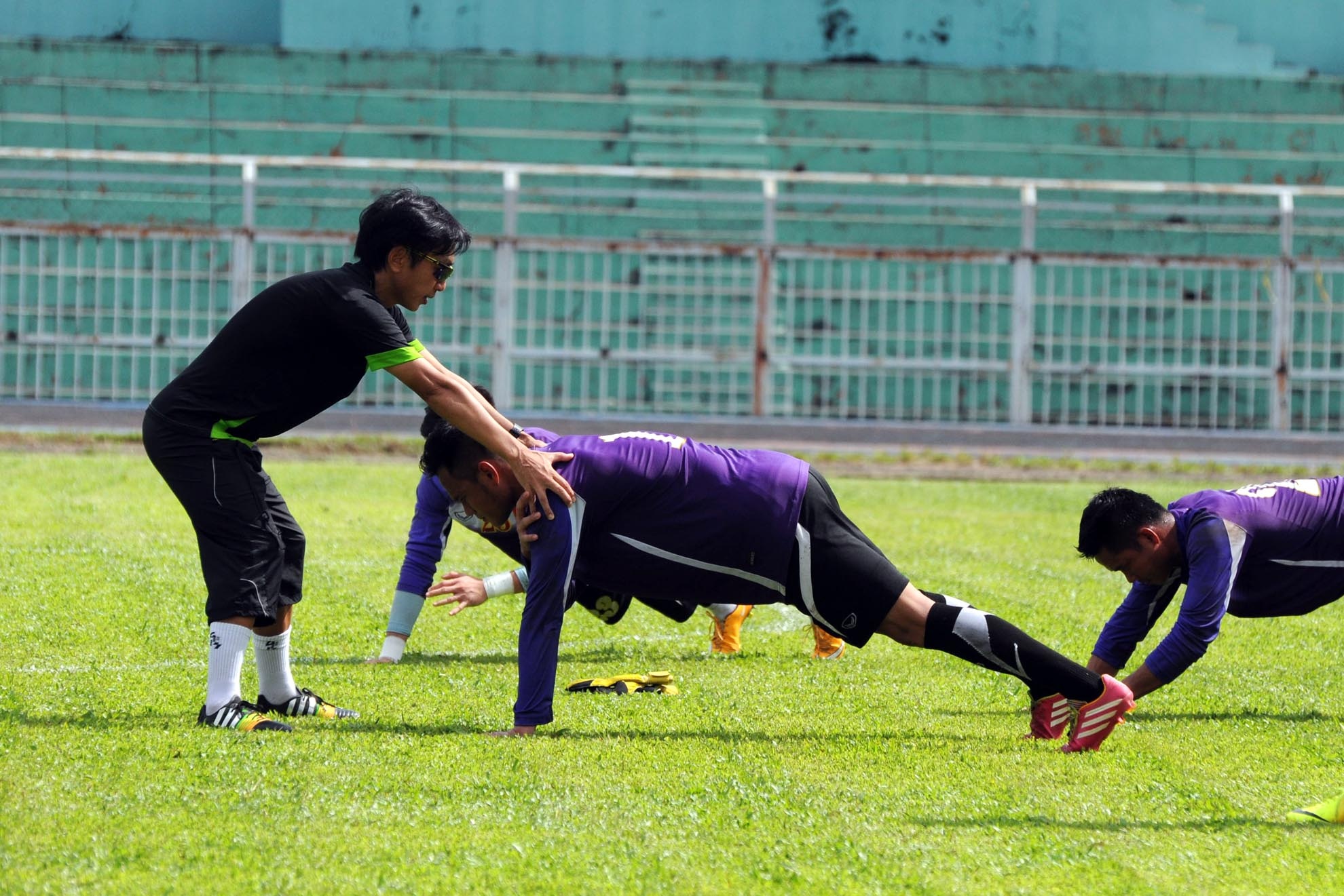 HLV Miura giam sat cac thu mon DTVN tap luyen hinh anh