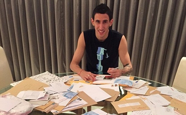 Di Maria moi tay viet thu tra loi nguoi ham mo hinh anh