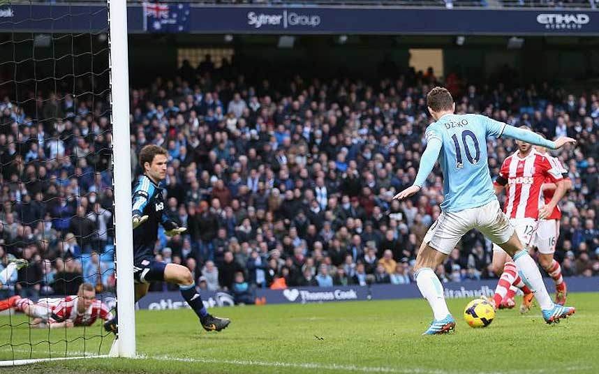 Pha bo lo khong tuong cua Dzeko trong tran gap Stoke hinh anh