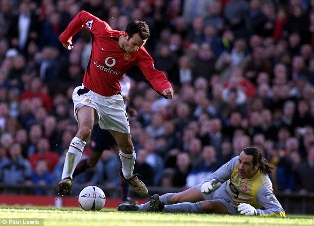 Giggs thoai mai dut diem ra ngoai truoc khung thanh trong hinh anh