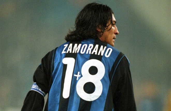 Zamorano mang một số áo rất lạ khi chuyển tới thi đấu cho Inter Milan năm 1996. Hồi đó cựu danh thủ người Chile muốn mang áo số 9 nhưng nó đang được Ronaldo (béo) tiếp quản, trong khi số 10 yêu thích lại thuộc về Roberto Baggio. Trước tình hình đó, cựu cầu thủ Real chọn số áo 18 nhưng giữa 2 chữ số anh đề nghị in thêm dấu (+) nhằm không quên chiếc áo số 9 ưa thích.