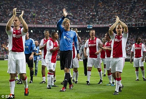 Triết lý phát triển cầu thủ trẻ của học viện Ajax là tự do thể hiện mà không phải theo khuôn phép nào. Có một thời gian dài, đội tuyển Hà Lan thi đấu thành công dựa vào những cầu thủ do Ajax đào tạo. Những danh thủ từng trải qua học viện này gồm Johan Cruyff, Frank De Boer, Marco Van Basten, Edwin Van Der Sar và Dennis Bergkamp… Dĩ nhiên, còn rất nhiều ngôi sao khác bên ngoài biên giới Hà Lan từng ăn tập tại học viện Ajax.