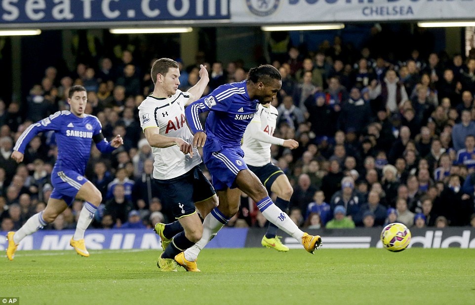 Drogba toa sang ruc ro giup Chelsea ha guc Tottenham 3-0 hinh anh