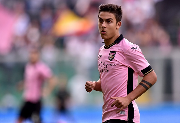 Tờ Tuttosport đưa tin, Arsenal đang liên hệ với Palermo để hỏi mua tiền đạo trẻ Paulo Dybala. Chân sút 21 tuổi thi đấu khá ấn tượng tại giải năm nay khi ghi 6 bàn sau 13 vòng đấu tại Serie A. Phí giải phóng hợp đồng của Dybala là 31,6 triệu bảng (40 triệu euro).