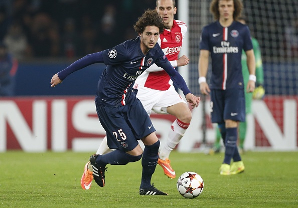 Theo tờ Il Tempo, Veronique - người đại diện và mẹ của tiền vệ Adrien Rabiot đã đạt được những điều khoản cá nhân về vụ chuyển nhượng giữa ngôi sao này với Tottenham. Theo đó, nhiều khả năng cầu thủ 19 tuổi sẽ chia tay PSG để gia nhập đội bóng thành London vào tháng 1 tới.