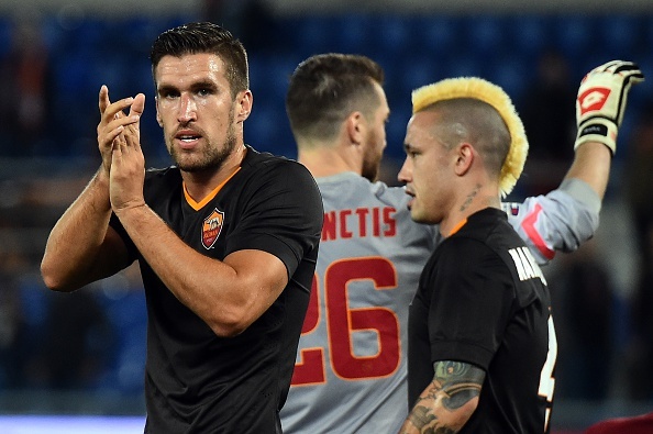 CĐV Roma la ó Kevin Strootman vì cho anh là nguyên nhân dẫn đến bàn thua của Roma trong trận gặp CSKA Moscow tại Champions League. Trước tình hình đó Giám đốc Walter Sabatini buộc lên tiếng bảo vệ tuyển thủ Hà Lan vì lo ngại ngôi sao này sẽ chuyển tới M.U chỉ vì sự chỉ trích từ người hâm mộ.
