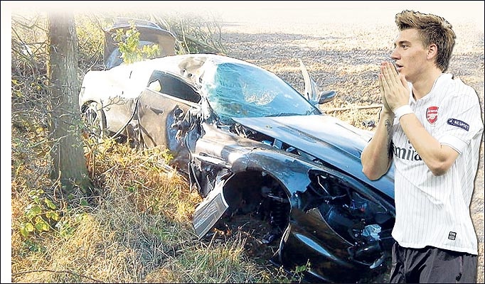 Bendtner từng gặp tai nạn xe hơi nghiêm trọng năm 2009 trong lúc tới sân tập của Arsenal. Chiếc Aston Martin của tiền đạo người Đan Mạch mất lái, lao vào lề đường và đâm thẳng vào một gốc cây. May mắn thoát chết nhưng chân sút hiện thuộc biên chế Wolfsburg bị chấn thương đầu gối và vai.