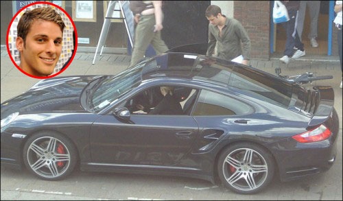 Bentley từng rơi vào cảnh mặt xám ngoét do sở thích khoe trương khả năng cầm lái. Cụ thể ngay trước thềm mùa giải 2009/10, cựu ngôi sao Tottenham mất lái và phi thẳng chiếc Porsche 911 Turbo giá 98.000 bảng vào cột đèn đường. Người may mắn không bị thương nhưng Bentley lại bị cảnh sát đưa về đồn vì tội điều khiển xe trong tình trạng say rượu.