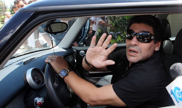 Cậu bé vàng gặp nạn trong lúc cùng cô bồ Veronica Ojeda trên đường đến bệnh viện để thăm mẹ của ông. Do không làm chủ được tốc độ, Maradona lao thẳng chiếc xế hộp của mình vào chiếc xe bus đi ngược chiều. Rất may huyền thoại bóng đá Argentina chỉ bị chấn thương đầu gối, còn cô bồ Veronica bị đau ở hông. Trước đó, người hùng World Cup 1986 cũng từng thoát chết sau một vụ tai nạn giao thông tại Cuba.