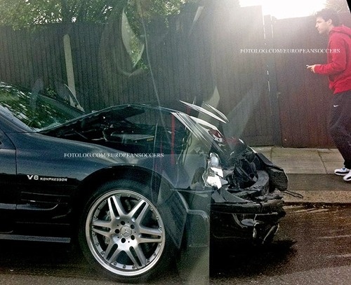 Năm 2011, Fabregas gây tai nạn trong lúc tới sân tập của Arsenal khi chiếc Mecerdes SL55 AMG của anh đâm thẳng vào một chiếc xe khác. Ngay sau đó F4 lên Twitter trấn an người hâm mộ rằng anh không sao nhưng chiếc siêu xe của anh bị bẹp rúm phần đầu. Ngôi sao đang khoác áo Chelsea cũng từng gặp nạn với chiếc Audi A3.