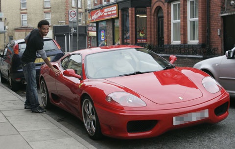 Ở tuổi 22, Pennant từng được xem là cầu thủ triển vọng nhất của bóng đá Anh. Tuy nhiên, lối sống buông thả khiến sự nghiệp của cựu sao Liverpool tiêu tan. Không những thế bản thân anh cũng suýt mất mạng vị nó. Sau khi nốc rất nhiều rượu, Pennant lôi chiếc Mercedes ra và phóng… thẳng vào cột đèn giao thông. Người không sao nhưng Pennant bị phạt nặng vì tội điều khiển xe trong lúc say rượu. Do không rút kinh nghiệm, cựu sao mai Arsenal đã bị phạt tù 3 tháng vì lỗi tương tự.