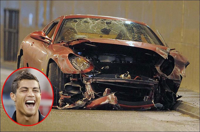 Hồi còn khoác áo M.U, Ronaldo thường giữ thói quen bứt tốc trên sân cỏ khi ngồi sau vô-lăng. Do phóng xe quá nhanh, siêu sao người Bồ Đào Nha đã mất kiểm soát trong lúc điều khiển chiếc xe Ferrari 599 GTB giá 200.000 bảng đến sân tập. Kết quả là xe của CR7 đâm vào dải phân cách trong đường hầm, gần sân bay Manchester. May mắn là Ronaldo không bị thương sau vụ tai nạn này.