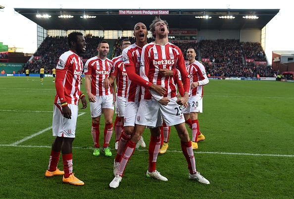 Stoke City 3-2 Arsenal: Phao thu guc nga o the thieu nguoi hinh anh