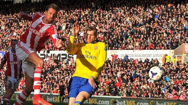 Crouch choc thung luoi Arsenal o giay 25 hinh anh