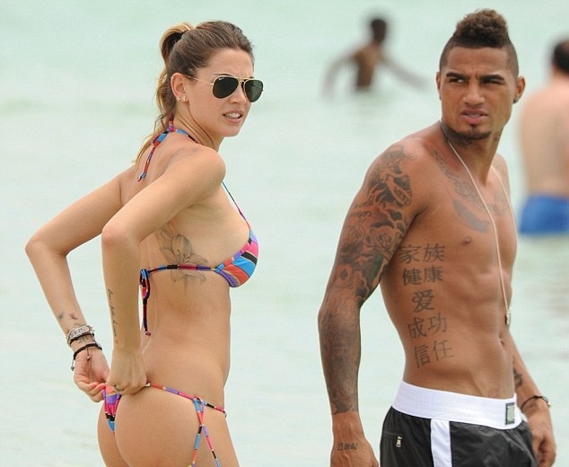 Ngôi sao đang khoác áo Schalke tô điểm lên thân hình lý tưởng của mình bằng những hình xăm khá đẹp. Ngoài những dòng chữ lưu lại kỷ niệm với người vợ cũ, tiền vệ người Ghana còn xăm logo của CLB AC Milan và bản đồ châu Phi có lấy tâm điểm là quê hương của anh.