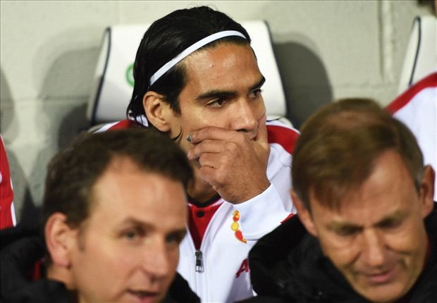 Diem tin 8/12: Van Gaal doa day Falcao tren ghe du bi hinh anh