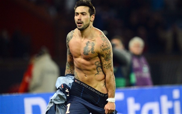 Lavezzi dành khá nhiều thời gian cho việc xăm hình. Trong số các hình xăm của ngôi sao khoác áo PSG, nổi bật nhất là các biểu tượng tôn giáo và bóng đá. Tuyển thủ Argentina xăm Đức Mẹ đồng trinh Maria lên cánh tay và Chúa Giesu lên ngực. Bên sườn trái anh xăm hình thần tượng Diego Maradona.