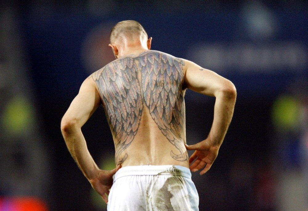 Ngoài sở thích sưu tập xe hơi, cựu ngôi sao của Man City còn rất thích xăm hình lên cơ thể. Cựu cầu thủ Man City từng khắc “đôi cánh thiên thần” lên lưng. Đây được xem là một trong những hình xăm độc đáo trong giới quần đùi áo số.