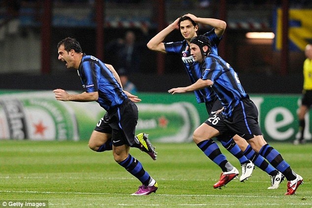 Cu bat volley tu giua san cua Stankovic hinh anh