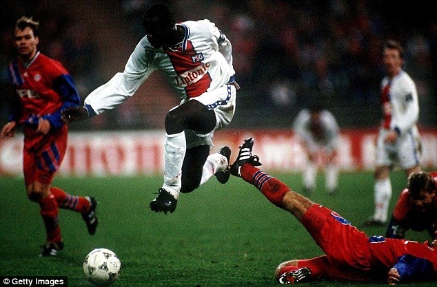 George Weah lap sieu pham vao luoi Bayern Munich hinh anh