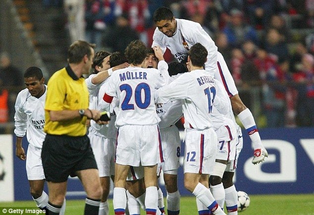 Cu sut phat than sau cua Juninho vao luoi Bayern hinh anh