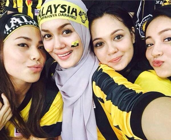 Niềm vui của các fan nữ Malaysia khi những người hùng của họ lách qua khe cửa hẹp để vào chung kết.
