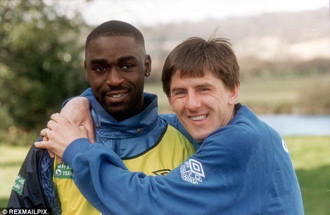 Đầu những năm 1990, Newcastle sở hữu cặp tiền đạo đáng sợ là Andy Cole và Breadsley. Trong đó, riêng mùa 1993/94, bộ đôi này sút tung lưới đối phương tới 55 lần (34 bàn cho Cole và 21 bàn cho Breadsley). Cole là cầu thủ có sức mạnh và khả năng chớp cơ hội cực tốt, trong khi Breadsley sở hữu nhãn quan và khả năng kiến tạo tuyệt vời.
