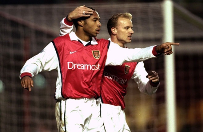 Arsenal từng trải qua quãng thời gian thăng hoa nhờ thần giao cách cảm giữa cặp tiền đạo Henry – Bergkamp, một người sở hữu nhãn quan tuyệt vời còn một người là sát thủ đáng sợ. Trong 6 năm cùng nhau phục vụ Pháo thủ thành London, bộ đôi này có tới hơn 200 lần sút tung lưới đối phương.