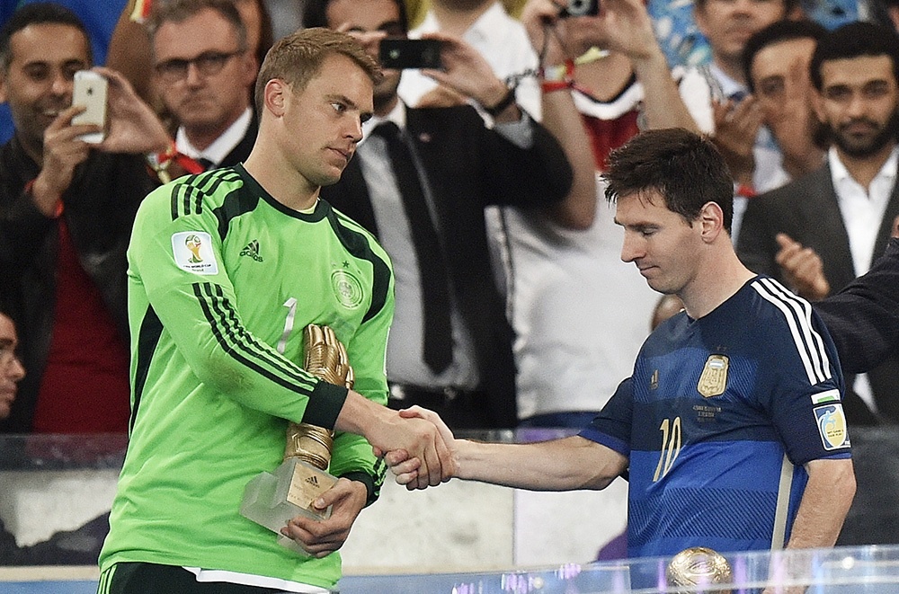 Diem tin 12/12: ‘Neuer, Messi khong xung dang gianh QBV’ hinh anh