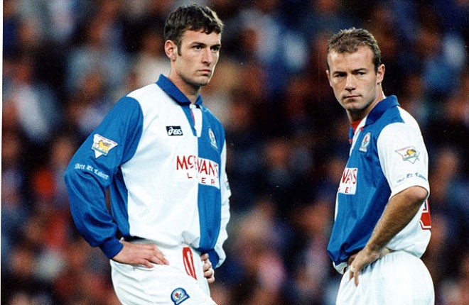 Trước Suarez và Sturridge, cụm từ SAS được dùng để nói về cặp tiền đạo Alan Shearer và Chris Sutton của Blackburn giữa những năm 1990. Mùa 1994/95, bộ đôi này sút tung lưới đối phương 49 lần (34 bàn cho Shearer và 15 bàn cho Sutton). Nhờ bộ đôi này, Blackburn đã vượt mặt M.U để lần đầu vô địch Premier League.