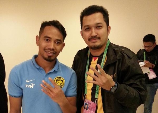 Cau thu Malaysia gio 4 ngon tay am chi chien thang truoc VN hinh anh