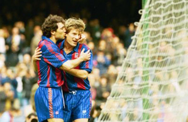 Sau khi tiếp quản chiếc ghế HLV Barca năm 1988, Johan Cruyff bắt tay vào việc xây dựng Dream Team. Theo đó, Laudrup và Stoichkov lần lượt được đưa về Nou Camp. Sự ăn ý đến kỳ lạ giữa bộ đôi này giúp Barca đoạt 4 danh hiệu La Liga liên tiếp vào các mùa 1990/91, 1991/92, 1992/93 và 1993/94. Trong đó mùa 1992/93, cả hai chơi thăng hoa nhất khi ghi 30 bàn (20 cho Stoichkov và 10 cho Laudrup).