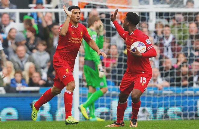 Không cùng lò đào tạo cũng chẳng phải bạn thân song Suarez và Sturridge lại hiểu ý nhau đến kỳ lạ. Bộ đôi này ghi tới 52 bàn tại Premier League mùa trước, trong đó có 31 bàn của Suarez và 21 bàn của Sturridge. Người hâm mộ đã dùng cụm từ SAS để nói về sự nguy hiểm giữa cặp tiền đạo này, hoặc câu “Sturridge kiến tạo, Suarez ghi bàn” để nói về sự ăn ý giữa họ.