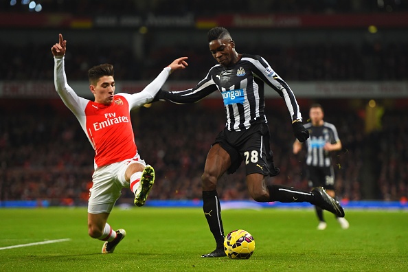 Bellerin phần nào giúp HLV Wenger tìm ra lời giải cho vị trí hậu vệ phải ở Arsenal. Ngoài việc hoàn thành xuất sắc nhiệm vụ phòng ngự, tài năng trẻ người Tây Ban Nha còn thường xuyên băng lên hỗ trợ tấn công, trong đó anh có pha kiến tạo rất tốt để Giroud nâng tỷ số lên 3-0 ở phút 58.