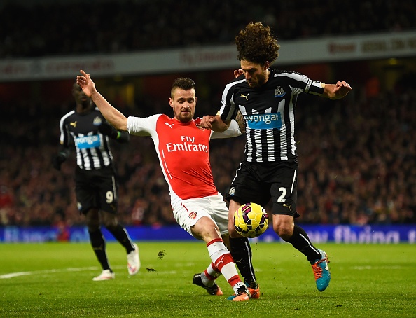 Ayoze Perez và Papiss Cisse từng làm khổ hàng thủ Chelsea nhưng khi gặp Debuchy, bộ đôi trên đã tắt điện. Ngôi sao người Pháp chơi tuyệt hay khi cản phá thành công 15 cú tạt bóng của Newcastle, tắc bóng chính xác 83%, góp công lớn vào chiến thắng 4-1 của Arsenal.