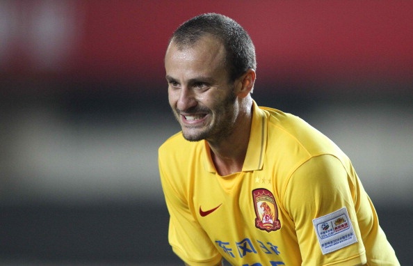 Tờ Corriere dello Sport tiết lộ, tiền đạo Alberto Gilardino đang muốn rời Guangzhou Evergrande để trở lại Italy trong tháng 1 tới. Trước thông tin đó, Roma cho biết sẵn sàng trải thảm đỏ để mời cựu sao Milan về thi đấu.