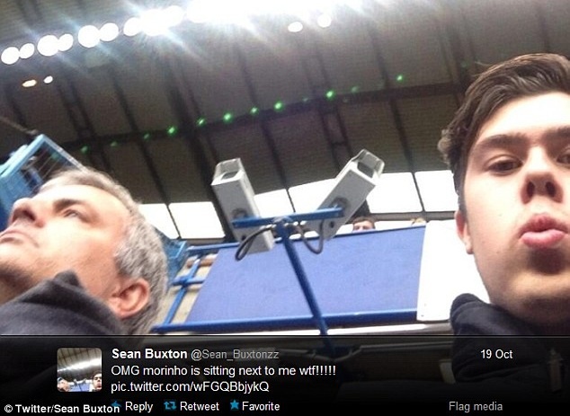 Trong chiến thắng 4-1 của Chelsea trước Cardiff, một CĐV của Chelsea có tên Sean Buxton mừng như vớ được vàng khi ngồi bên cạnh HLV Jose Mourinho. Không bỏ lỡ cơ hội, Buxton quyết định lấy điện thoại ra để lưu lại hình ảnh hiếm có này. Sau đó CĐV này tung lên mạng kèm theo chú thích: “Ôi lạy Chúa, Mourinho ngồi cạnh tôi này!”.