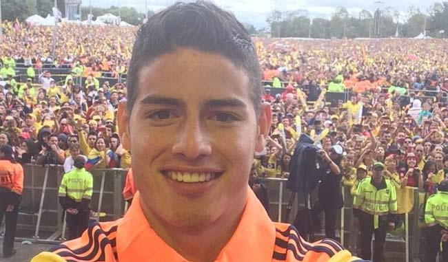 James Rodriguez là hiện tượng tại World Cup 2014 khi đoạt danh hiệu Chiếc giày vàng với 6 pha lập công. Sau khi đội tuyển Colombia hồi hương, tân binh của Real nhận được sự chào đón nồng nhiệt của NHM. Quá ấn tượng trước hàng vạn CĐV, James quyết định rút điện thoại để lưu lại khoảnh khắc tuyệt vời này.