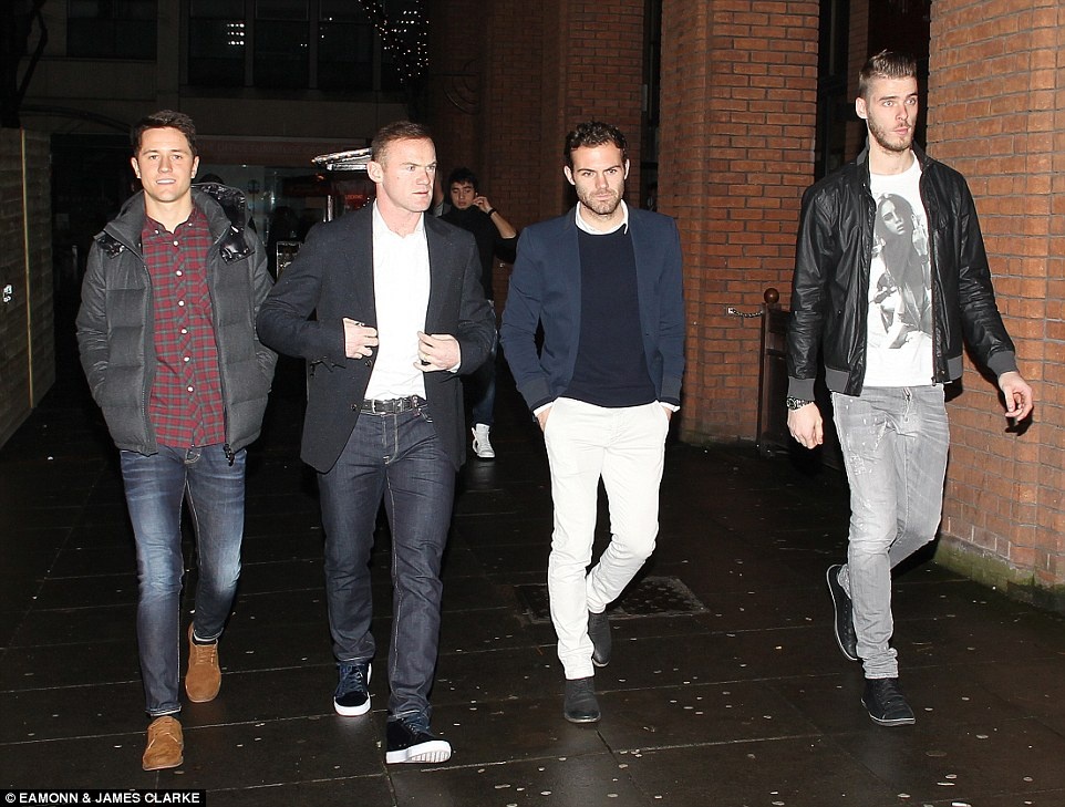 Dan sao M.U lai keo nhau di du tiec Giang sinh sau dai thang hinh anh