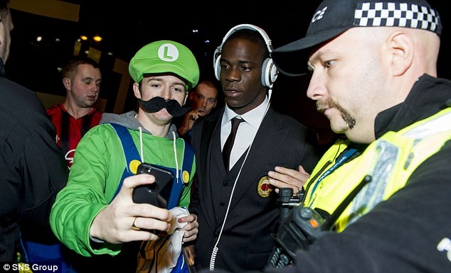 Trong chuyến làm khách của Milan trên sân của Celtic tại Champions League mùa trước, một CĐV tại Scotland sắm vai nhân vật Luigi và xin chụp ảnh tự sướng với Mario với mục đích tạo ra hai nhân vật trong games nổi tiếng Mario và Luigi.